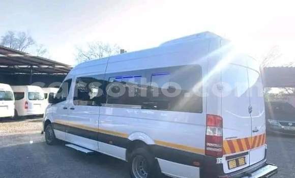 Sayi Na hannu Mercedes-Benz 600 White Mota in Maseru a Maseru Sayi Na hannu Mercedes-Benz 600 White Mota in Maseru a Maseru