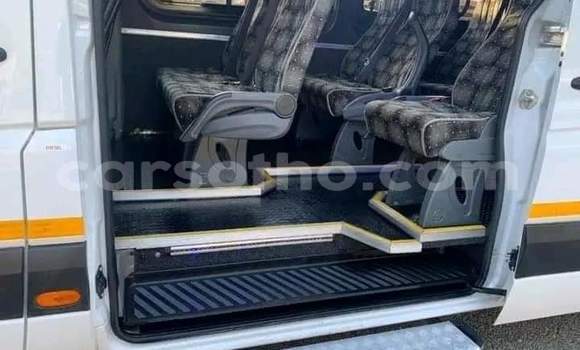 Sayi Na hannu Mercedes-Benz 600 White Mota in Maseru a Maseru Sayi Na hannu Mercedes-Benz 600 White Mota in Maseru a Maseru