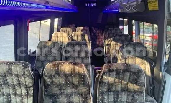 Sayi Na hannu Mercedes-Benz 600 White Mota in Maseru a Maseru Sayi Na hannu Mercedes-Benz 600 White Mota in Maseru a Maseru