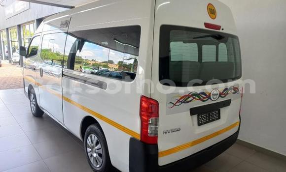 Acheter Occasion Voiture Nissan NV350 Caravan Blanc à Maseru, Maseru Acheter Occasion Voiture Nissan NV350 Caravan Blanc à Maseru, Maseru