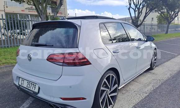 Sayi Na hannu Volkswagen Golf R White Mota in Peka a Leribe Sayi Na hannu Volkswagen Golf R White Mota in Peka a Leribe