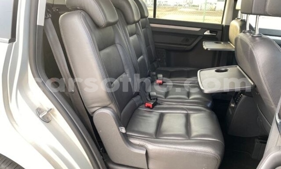 Sayi Na hannu Volkswagen Touran Silver Mota in Maputsoe a Leribe Sayi Na hannu Volkswagen Touran Silver Mota in Maputsoe a Leribe