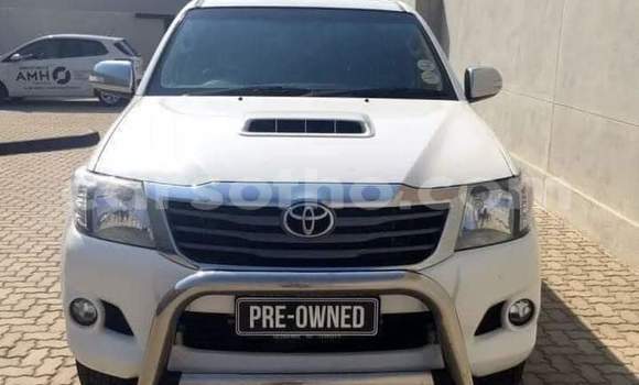 Sayi Na hannu Toyota Hilux White Mota in Maseru a Maseru