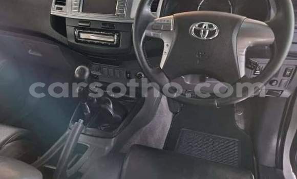 Sayi Na hannu Toyota Hilux White Mota in Maseru a Maseru Sayi Na hannu Toyota Hilux White Mota in Maseru a Maseru