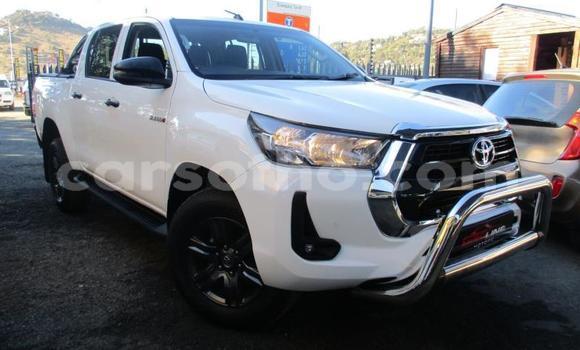 Sayi Na hannu Toyota Hilux White Mota in Maseru a Maseru