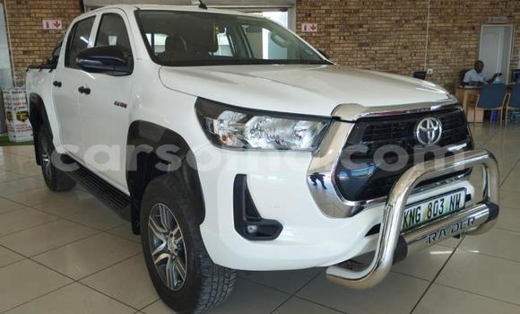 Sayi Na hannu Toyota Hilux White Mota in Maputsoe a Leribe