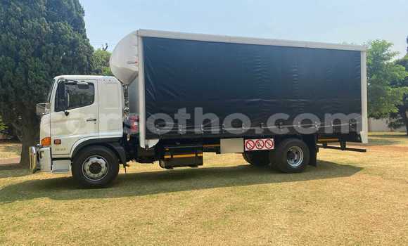 Sayi Na hannu Hino 300 Series White Babbar mota in Maseru a Maseru Sayi Na hannu Hino 300 Series White Babbar mota in Maseru a Maseru