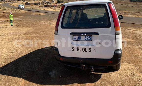 Sayi Na hannu Toyota Noah White Mota in Maseru a Maseru