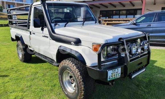 Buy Used Toyota Land Cruiser White Car in Maseru in Maseru Buy Used Toyota Land Cruiser White Car in Maseru in Maseru