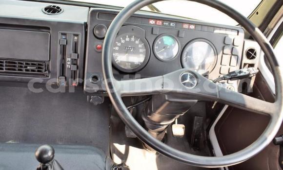 Sayi Na hannu Mercedes‒Benz Truck White Babbar mota in Maseru a Maseru Sayi Na hannu Mercedes‒Benz Truck White Babbar mota in Maseru a Maseru