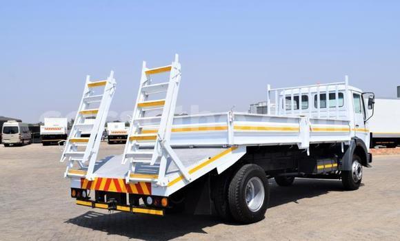 Sayi Na hannu Mercedes‒Benz Truck White Babbar mota in Maseru a Maseru Sayi Na hannu Mercedes‒Benz Truck White Babbar mota in Maseru a Maseru