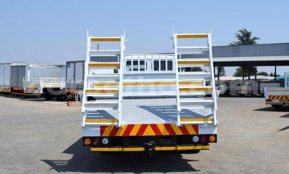 Sayi Na hannu Mercedes‒Benz Truck White Babbar mota in Maseru a Maseru Sayi Na hannu Mercedes‒Benz Truck White Babbar mota in Maseru a Maseru