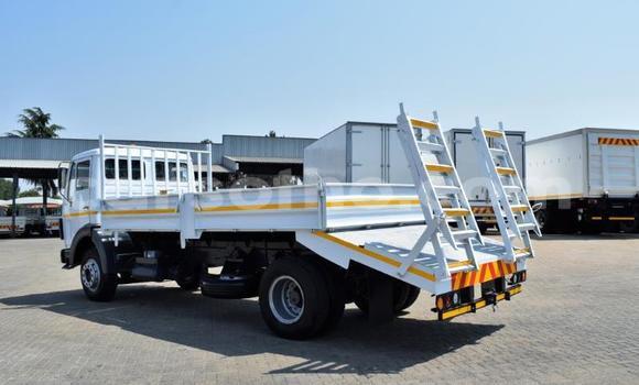 Sayi Na hannu Mercedes‒Benz Truck White Babbar mota in Maseru a Maseru Sayi Na hannu Mercedes‒Benz Truck White Babbar mota in Maseru a Maseru