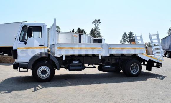 Sayi Na hannu Mercedes‒Benz Truck White Babbar mota in Maseru a Maseru Sayi Na hannu Mercedes‒Benz Truck White Babbar mota in Maseru a Maseru