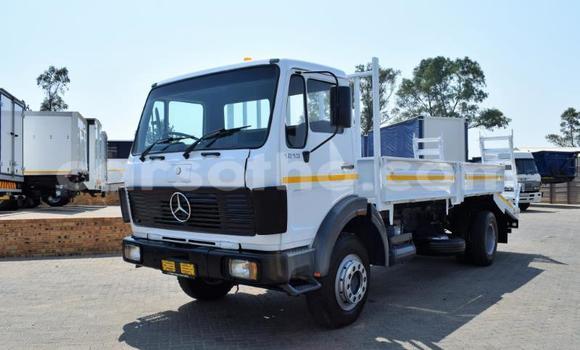 Sayi Na hannu Mercedes‒Benz Truck White Babbar mota in Maseru a Maseru Sayi Na hannu Mercedes‒Benz Truck White Babbar mota in Maseru a Maseru