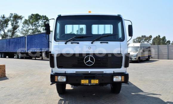 Sayi Na hannu Mercedes‒Benz Truck White Babbar mota in Maseru a Maseru Sayi Na hannu Mercedes‒Benz Truck White Babbar mota in Maseru a Maseru