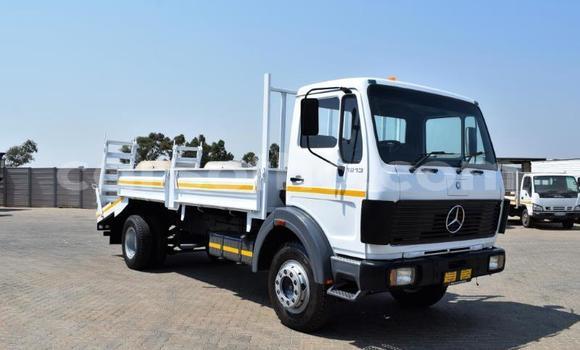 Sayi Na hannu Mercedes‒Benz Truck White Babbar mota in Maseru a Maseru Sayi Na hannu Mercedes‒Benz Truck White Babbar mota in Maseru a Maseru