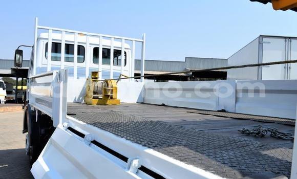 Sayi Na hannu Mercedes‒Benz Truck White Babbar mota in Maseru a Maseru Sayi Na hannu Mercedes‒Benz Truck White Babbar mota in Maseru a Maseru