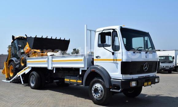 Sayi Na hannu Mercedes‒Benz Truck White Babbar mota in Maseru a Maseru Sayi Na hannu Mercedes‒Benz Truck White Babbar mota in Maseru a Maseru
