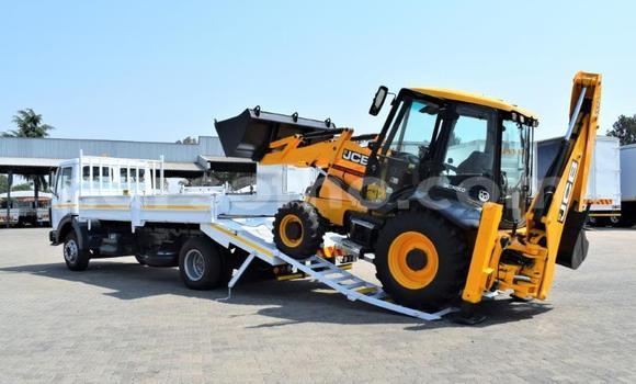 Sayi Na hannu Mercedes‒Benz Truck White Babbar mota in Maseru a Maseru Sayi Na hannu Mercedes‒Benz Truck White Babbar mota in Maseru a Maseru