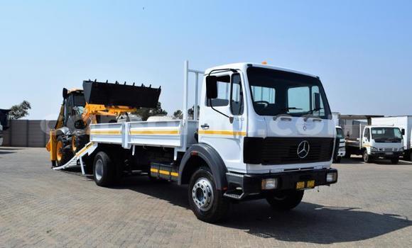 Sayi Na hannu Mercedes‒Benz Truck White Babbar mota in Maseru a Maseru Sayi Na hannu Mercedes‒Benz Truck White Babbar mota in Maseru a Maseru