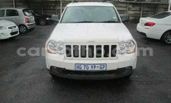 Sayi Na hannu Jeep Cherokee White Mota in Maseru a Maseru