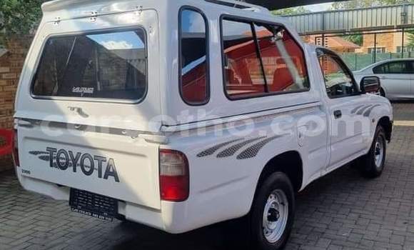 Sayi Na hannu Toyota Hilux White Mota in Maseru a Maseru Sayi Na hannu Toyota Hilux White Mota in Maseru a Maseru