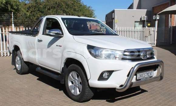 اشتري مستعمل Toyota Hilux White سيارة في Maseru في Maseru