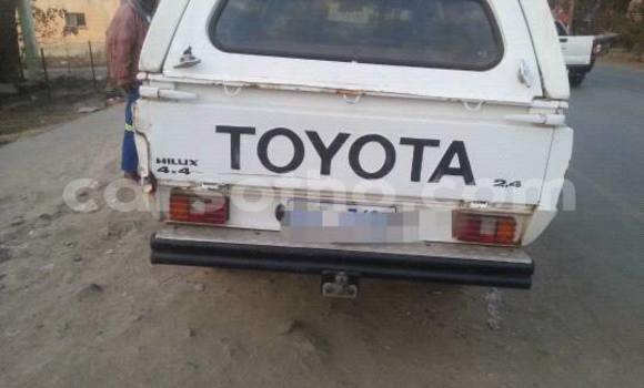 Sayi Na hannu Toyota Hilux White Mota in Maseru a Maseru