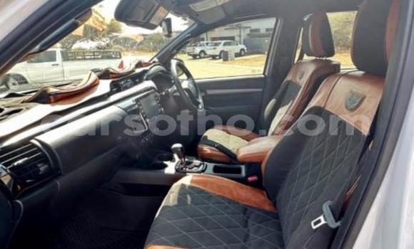 Sayi Na hannu Toyota Hilux White Mota in Maseru a Maseru Sayi Na hannu Toyota Hilux White Mota in Maseru a Maseru