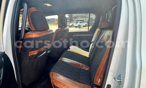 Sayi Na hannu Toyota Hilux White Mota in Maseru a Maseru Sayi Na hannu Toyota Hilux White Mota in Maseru a Maseru