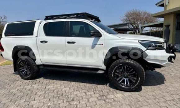 Sayi Na hannu Toyota Hilux White Mota in Maseru a Maseru Sayi Na hannu Toyota Hilux White Mota in Maseru a Maseru