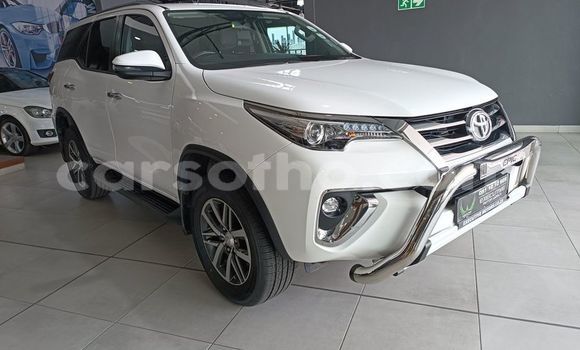 اشتري مستعمل Toyota Fortuner White سيارة في Maseru في Maseru