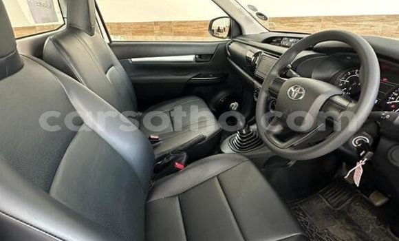 Sayi Na hannu Toyota Hilux White Mota in Maseru a Maseru