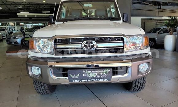Sayi Na hannu Toyota Land Cruiser White Mota in Maseru a Maseru