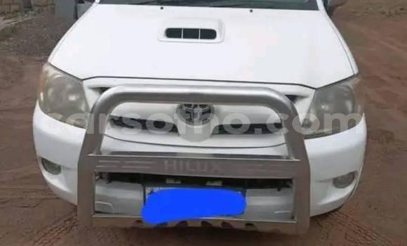 Sayi Na hannu Toyota Hilux White Mota in Maseru a Maseru