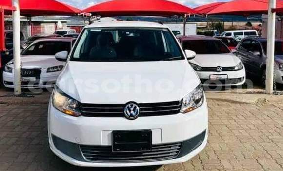 اشتري مستعمل Volkswagen Touran White سيارة في Maseru في Maseru