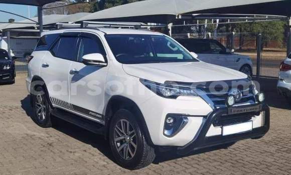 Sayi Na hannu Toyota Fortuner White Mota in Maseru a Maseru Sayi Na hannu Toyota Fortuner White Mota in Maseru a Maseru