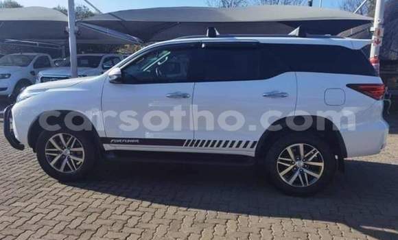 Sayi Na hannu Toyota Fortuner White Mota in Maseru a Maseru Sayi Na hannu Toyota Fortuner White Mota in Maseru a Maseru