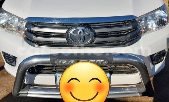 Sayi Na hannu Toyota Hilux White Mota in Maseru a Maseru