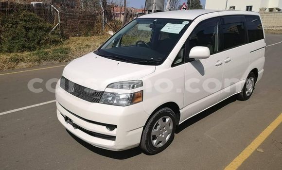 Sayi Na hannu Toyota Voxy White Mota in Maseru a Maseru