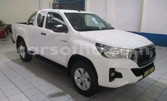 اشتري مستعمل Toyota Hilux White سيارة في Hlotse في Leribe
