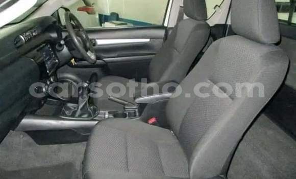 Sayi Na hannu Toyota Hilux White Mota in Hlotse a Leribe Sayi Na hannu Toyota Hilux White Mota in Hlotse a Leribe
