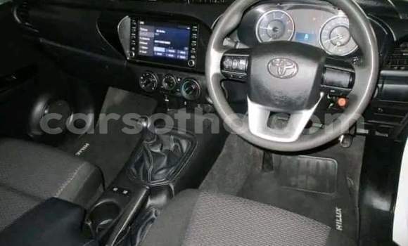 Sayi Na hannu Toyota Hilux White Mota in Hlotse a Leribe Sayi Na hannu Toyota Hilux White Mota in Hlotse a Leribe