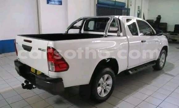 Sayi Na hannu Toyota Hilux White Mota in Hlotse a Leribe Sayi Na hannu Toyota Hilux White Mota in Hlotse a Leribe