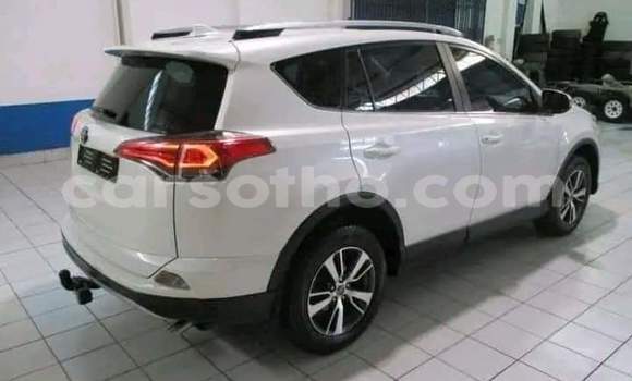 Acheter Occasion Voiture Toyota RAV4 Blanc à Hlotse, Leribe Acheter Occasion Voiture Toyota RAV4 Blanc à Hlotse, Leribe