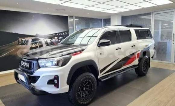 Sayi Na hannu Toyota Hilux White Mota in Maseru a Maseru Sayi Na hannu Toyota Hilux White Mota in Maseru a Maseru