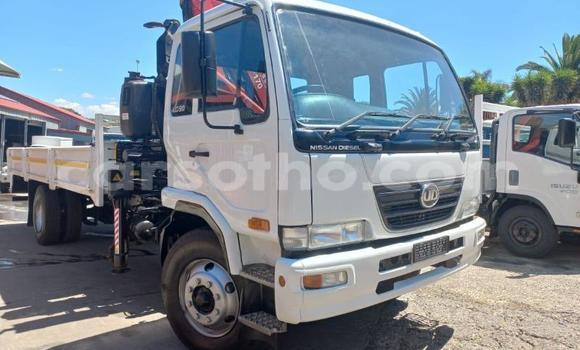 Sayi Na hannu Nissan UD White Babbar mota in Maseru a Maseru Sayi Na hannu Nissan UD White Babbar mota in Maseru a Maseru