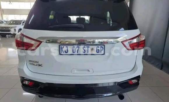 Acheter Occasion Voiture Isuzu MU-X Blanc à Hlotse, Leribe Acheter Occasion Voiture Isuzu MU-X Blanc à Hlotse, Leribe