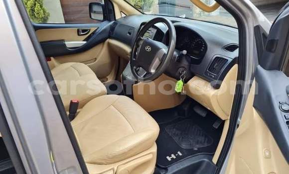 Sayi Na hannu Hyundai H1 Silver Mota in Maseru a Maseru Sayi Na hannu Hyundai H1 Silver Mota in Maseru a Maseru